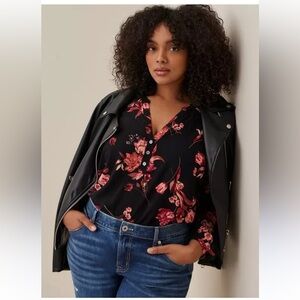 Torrid Black Challis Ruffle Trim Pullover Top Floral Print Flowy Blouse size 1
